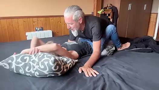 Amatör üvey kız kardeş evde yaptığı seks yapıyor, iki orgazmın tadını çıkarıyor