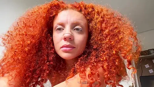 Yaramaz kızıl saçlı kadın yatağın her yerine fışkırtıyor