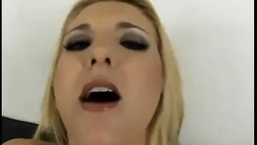Azgın yarak emiyor sarışın sürtük ıslak amına yarak alıyor