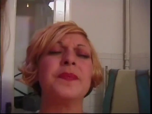 Lateksli iki sarışın sahibe genç köle kıza ateşli mum ağdası döküyor