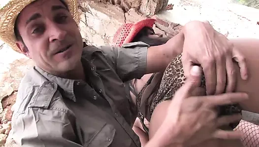 Kız Arkadaşımla Üçlü, Büyük Memeli Bir Fahişe