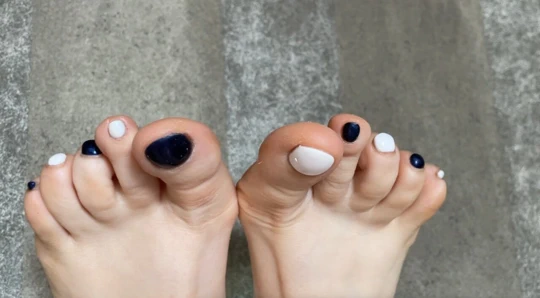 Ayak fetişi. metresi lara güzel ayakları ile oynuyor