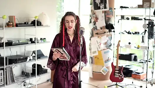 Öğretmenin evcil hayvanı, bir asi videosu