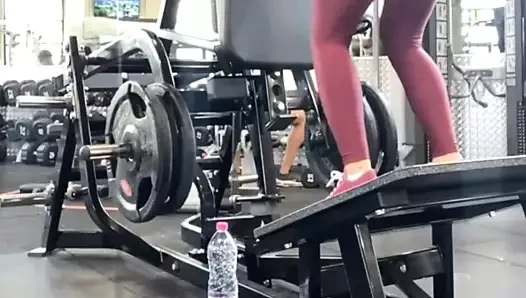 Angelique les anges 12 a la salle avec son gros cul