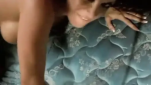 Jennifer Steele yatakta göğüsleriyle sikişiyor