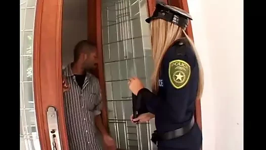 3 siyah ve 1 sarışın