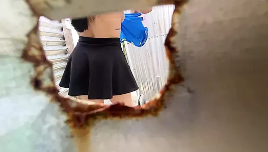 Plaj kabininde kamera büyük götünü ve şehvetli latini gösteriyor