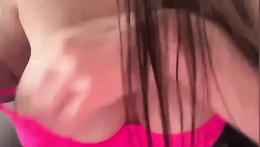 Büyük memeli karım büyük bir dildo emiyor