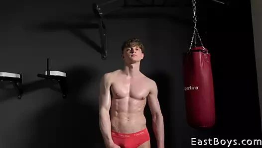 Döküm - mükemmel kaslı çocuk