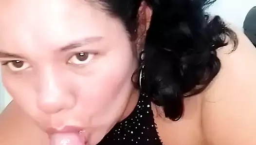 Güzel kız arkadaş gırtlağına kadar emiyor