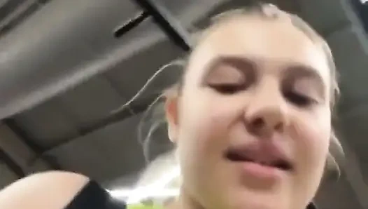 Çılgın spor salonu herkesin içinde sikişiyor