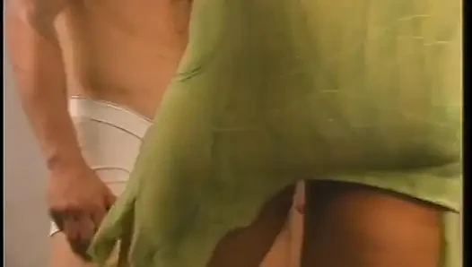 Olgun kızıl saçlı üçlü seks sırasında biseksüel erkek yarağı emiyor ve biniyor