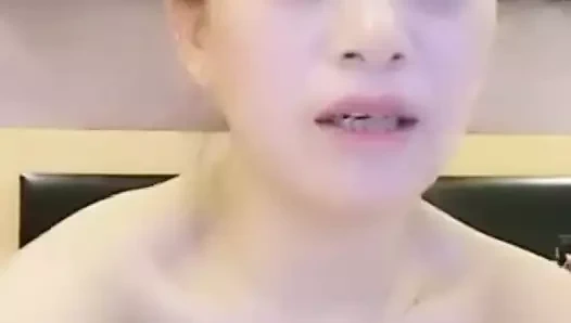 Pembe ve minyon güzellik çapa bir oda açar