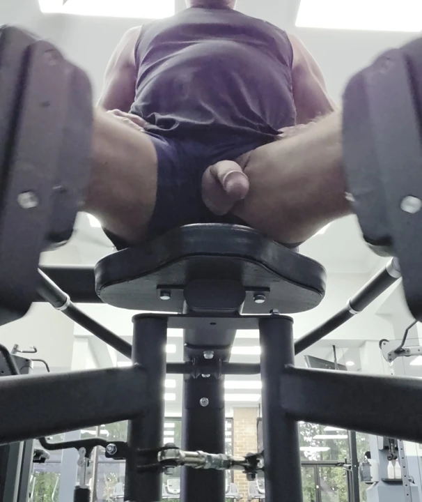 Spor salonunda yarak dışarı çıktı eyvah!