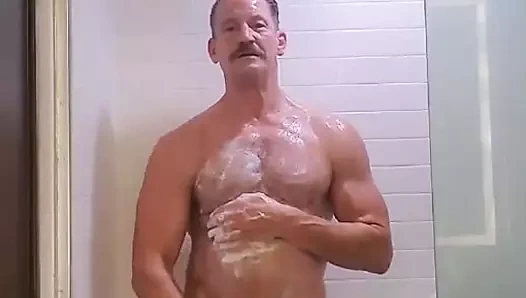 Paizao tomando banho