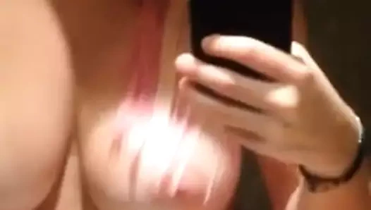 Güzel genç kadın çıplak ayna