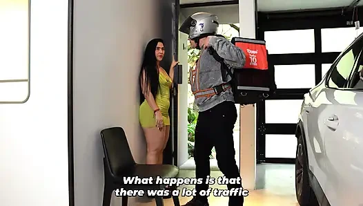 Büyük götlü orta yaşlı seksi kadın teslimat şoförlerine nasıl bahşiş bırakığını biliyor - Jean Paul ve Sarah Black