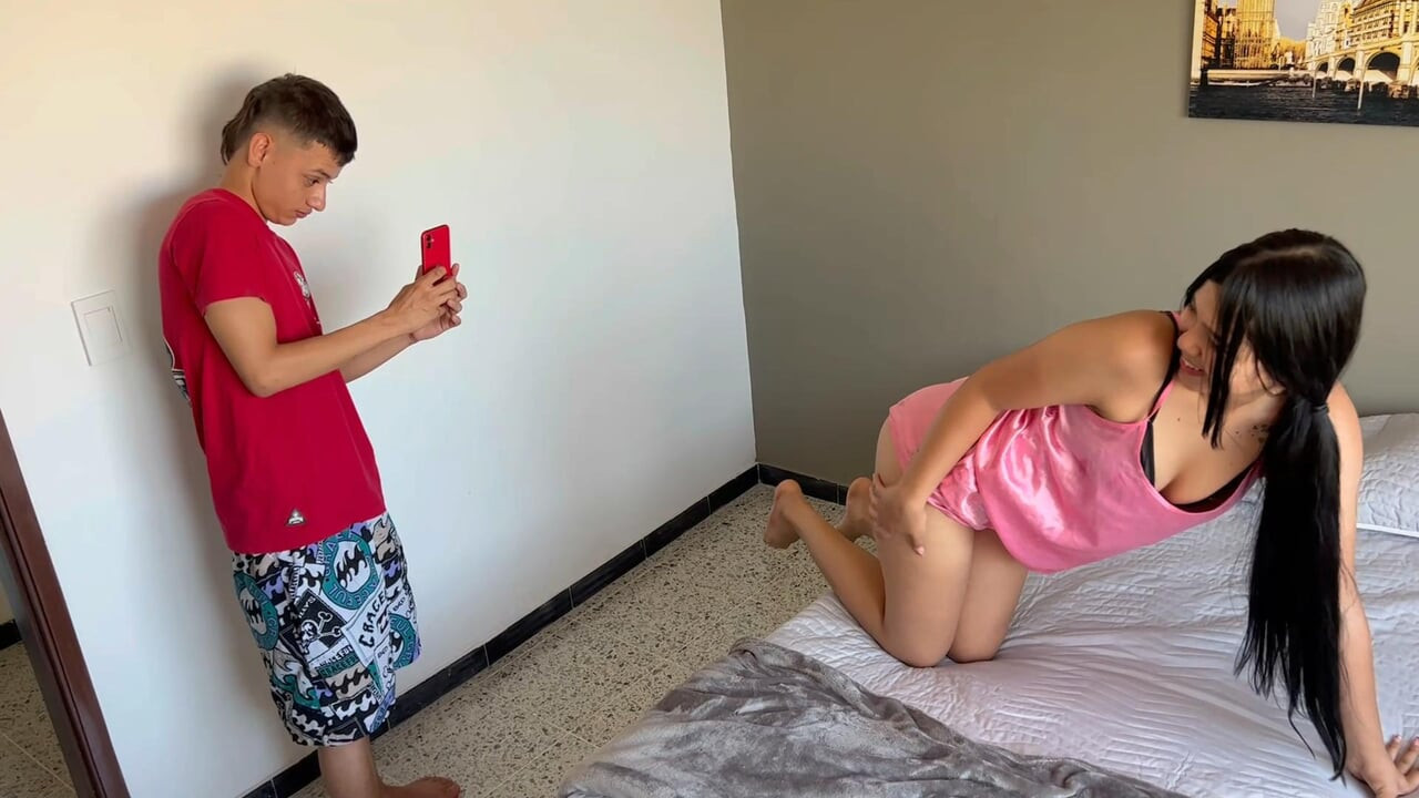 Üvey kız kardeşim beni onun çok ateşli fotoğraflarını çekmem için kandırıyor ve sonunda sert seks yapıyoruz.