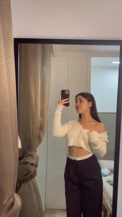 Seksi kız arkadaş aynanın önünde soyunuyor