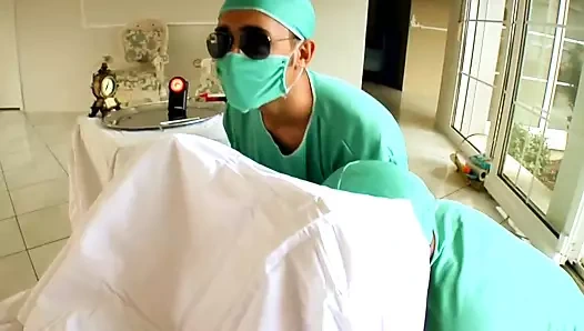 Paige Ashley hasta doktor Mugur ve Lauro'yu yönlendirdi