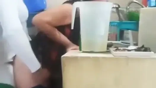 Hizmetçi patronu tarafından sikiliyor, karım neredeyse bizi yakalıyor