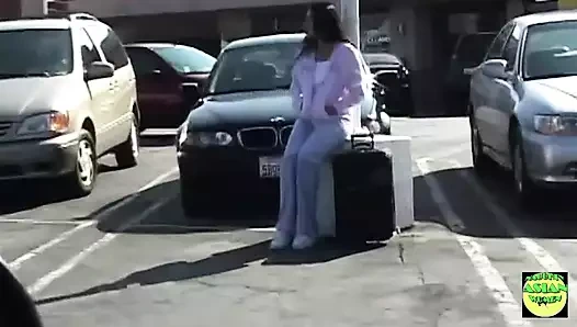 Süper güzel Asyalı piliç aynı anda şaplak atılıp parmak edilmeyi seviyor