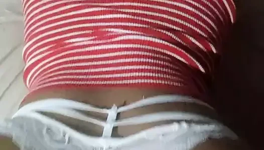 Evde yalnız olduğumda komşum benden faydalanıyor ve kedimi becermek için