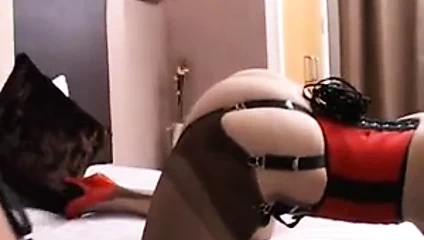 Lezbiyen femdom ile kadın iç çamaşırı altında alma ceza