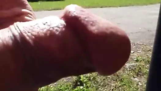 Sınıf arkadaşlarının evinin dışında mastürbasyon yap