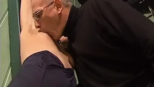 Olgun esmer orta yaşlı seksi kadın ağırlıklı meme ucu kıskaçlarıyla bağlı
