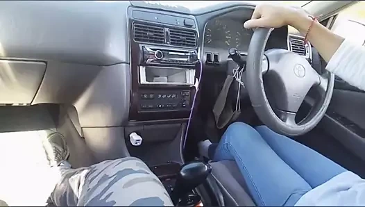 Kadın taksi şoförü bana bir handjob verdi