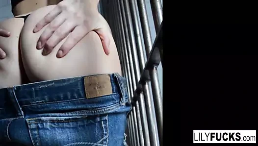 Gözaltına alınırken lily, ıslak amını parmaklamaya karar verir