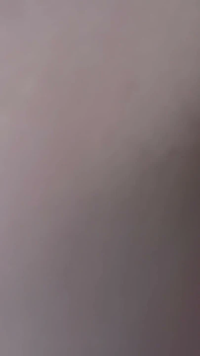 Kısa saçlı amatör selfie - file çoraplı üstsüz, bacaklar yatağa açık