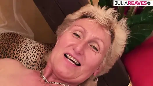 Büyük memeli ve ateşli vücutlu yaşlı nine yarak emmeyi ve sikişmeyi seviyor