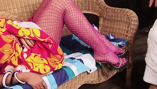 Sıcak esmer içinde file çoraplar alır ona göt yaladı önce adam sikikleri onu