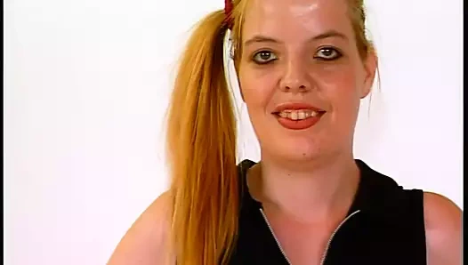 Stark behaarte Milf besorgt es sich selbst