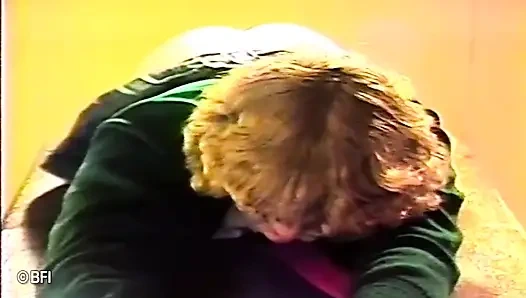 Zavallı genç ateşli kız sınıfta götüne şaplak atıyor