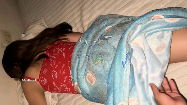 Komşumla ev yapımı porno beni onun kocasıyla karıştırıyor ama yine de benim onu seviştiğimi seviyor