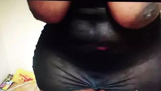 Büyük sarkık göğüs afrikalı