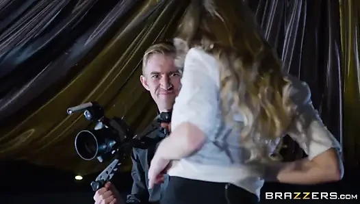 Brazzers - Danny film çekmeye çalışıyor ama sonunda en iyi yaptığı şeyi yapıyor, Viola Bailey'i sikiyor