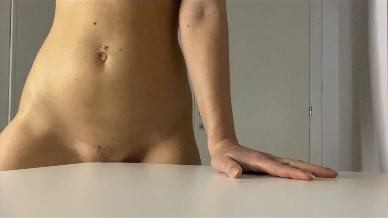 Orgazm olana kadar masa köşesine sürtüyor