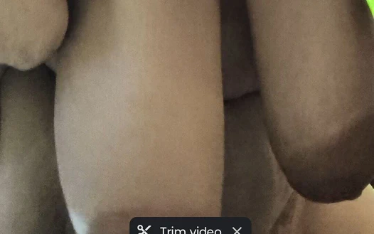 Sinsi ucube o kokmuş eline biniyor ve bir kova gibi fışkırtıyor