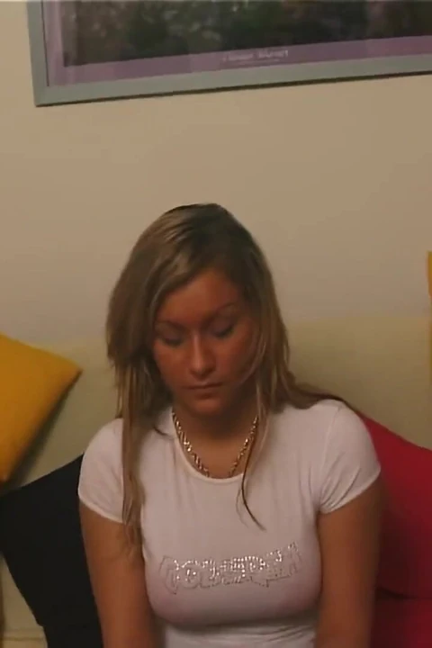 Sarışın genç kız yuvarlak ve seksi vücudunu gösteriyor