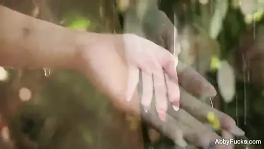 Esmer hottie abigail mac dalga geçiyor the kamera