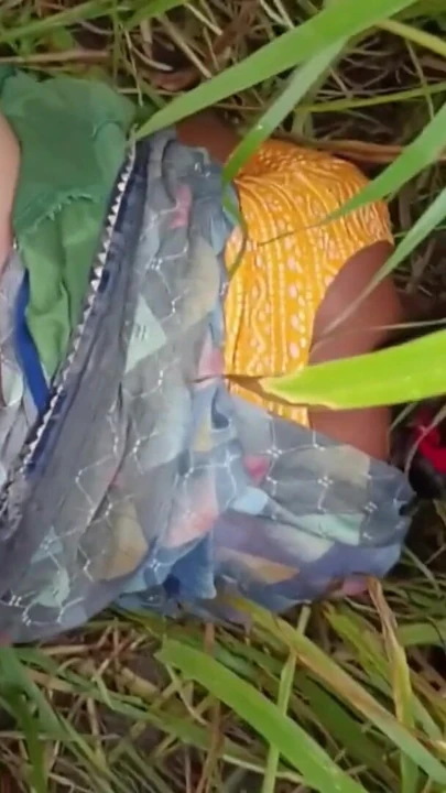 Gerçek büyük yenge her gün tarlada bir kulübe kuruyor ve her gün sevişiyor, köpek gibi büyük popo yapıyor, yengemin güzel büyük poposu var, kayınbirader yengesinin kalçasını yırtıyor | Klip 1
