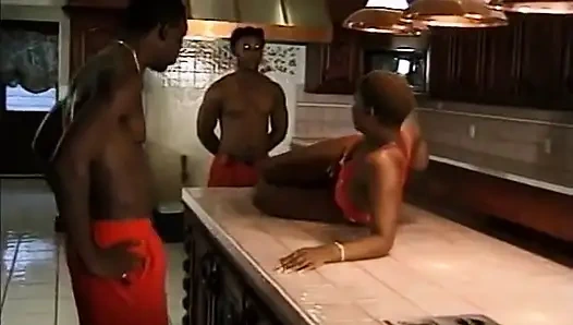 Harika kıvırcık saçlı zenci bebek iki yarağı tek tek emiyor ve sikiyor