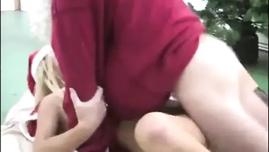 Noel Baba ile kostümlü sikiş seansı. Bayan Clause, yarağını emiyor, sikiyor ve domalıyor