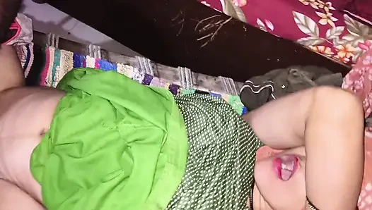 Sik,sik,sik beni hızlı sik üvey kız kardeşimin amına parmağını girerken söyledi