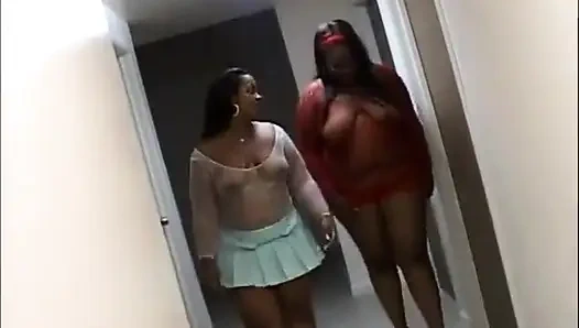 Büyük zenci tombul amcık büyük yarağı yalıyor üçlü seks emiyor