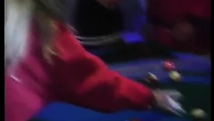 Seksi sarışın cankurtaran onu harika göğüsleri gösterir ve onu kedi memnun alır